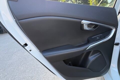Volvo V40 T3 INSCRIPTION - ONE OWNER FROM NEW - FULL MAIN DEALER SERVICE HISTORY 29