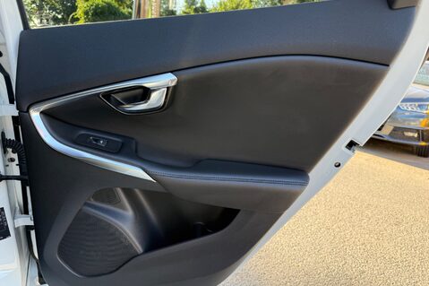 Volvo V40 T3 INSCRIPTION - ONE OWNER FROM NEW - FULL MAIN DEALER SERVICE HISTORY 31