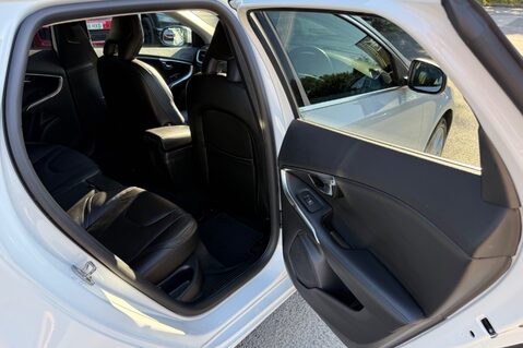 Volvo V40 T3 INSCRIPTION - ONE OWNER FROM NEW - FULL MAIN DEALER SERVICE HISTORY 32