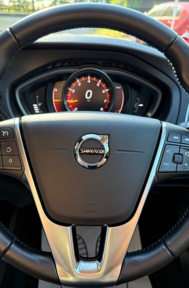 Volvo V40 T3 INSCRIPTION - ONE OWNER FROM NEW - FULL MAIN DEALER SERVICE HISTORY 