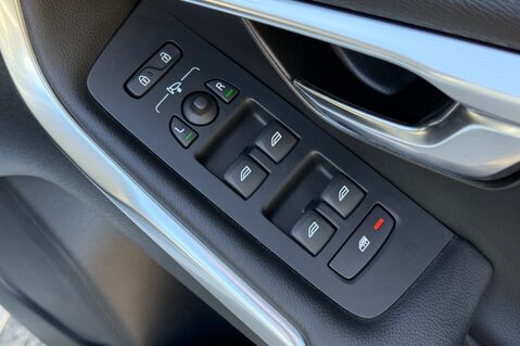 Volvo V40 T3 INSCRIPTION - ONE OWNER FROM NEW - FULL MAIN DEALER SERVICE HISTORY 34