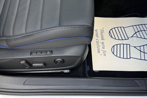 Volkswagen Golf R TSI 4MOTION DSG - EVERY EXTRA -DCC-PAN ROOF-PERF PACK-HUD-CAM-HK-WINTERPK 10