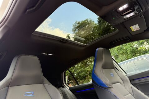 Volkswagen Golf R TSI 4MOTION DSG - EVERY EXTRA -DCC-PAN ROOF-PERF PACK-HUD-CAM-HK-WINTERPK 70