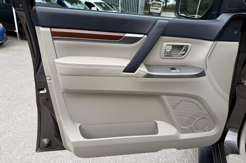 Mitsubishi Shogun DI-D SG3 - FSH WITH 11 SERVICE STAMPS  26