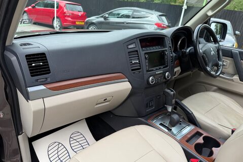 Mitsubishi Shogun DI-D SG3 - FSH WITH 11 SERVICE STAMPS  27