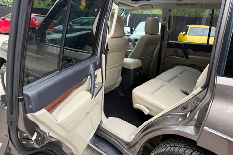 Mitsubishi Shogun DI-D SG3 - FSH WITH 11 SERVICE STAMPS  28