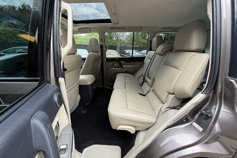 Mitsubishi Shogun DI-D SG3 - FSH WITH 11 SERVICE STAMPS  29