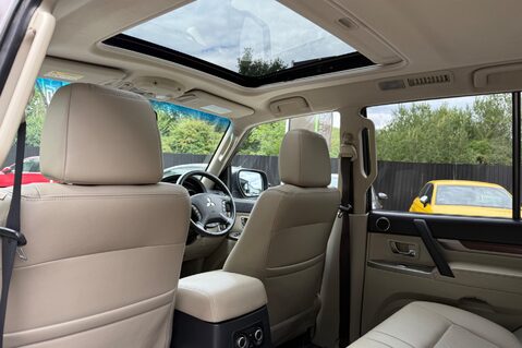 Mitsubishi Shogun DI-D SG3 - FSH WITH 11 SERVICE STAMPS  31