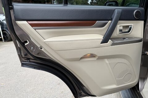 Mitsubishi Shogun DI-D SG3 - FSH WITH 11 SERVICE STAMPS  32