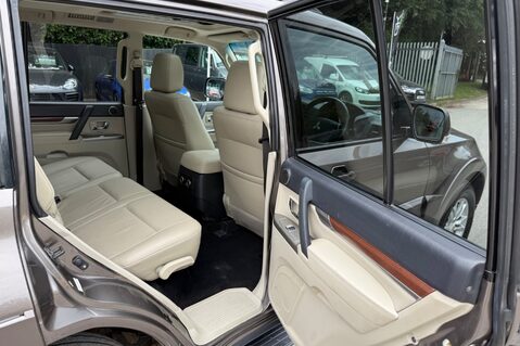 Mitsubishi Shogun DI-D SG3 - FSH WITH 11 SERVICE STAMPS  33