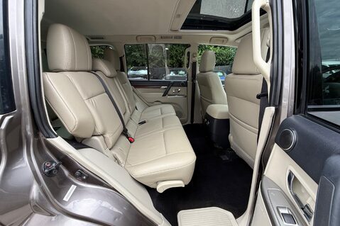 Mitsubishi Shogun DI-D SG3 - FSH WITH 11 SERVICE STAMPS  35