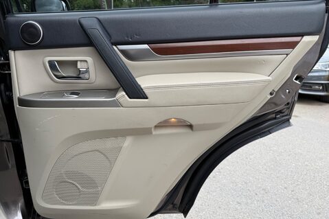 Mitsubishi Shogun DI-D SG3 - FSH WITH 11 SERVICE STAMPS  37