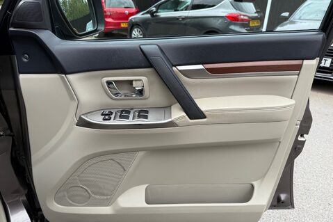 Mitsubishi Shogun DI-D SG3 - FSH WITH 11 SERVICE STAMPS  39