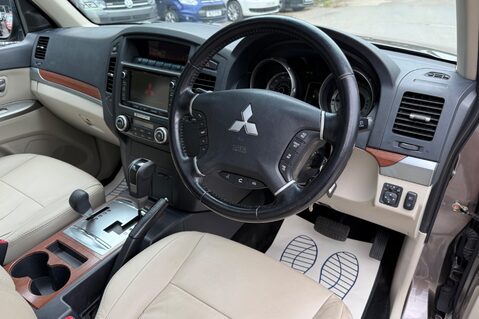 Mitsubishi Shogun DI-D SG3 - FSH WITH 11 SERVICE STAMPS  17