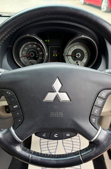 Mitsubishi Shogun DI-D SG3 - FSH WITH 11 SERVICE STAMPS  