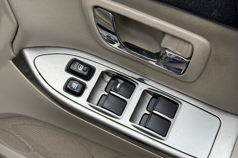 Mitsubishi Shogun DI-D SG3 - FSH WITH 11 SERVICE STAMPS  41