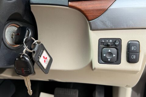 Mitsubishi Shogun DI-D SG3 - FSH WITH 11 SERVICE STAMPS  44