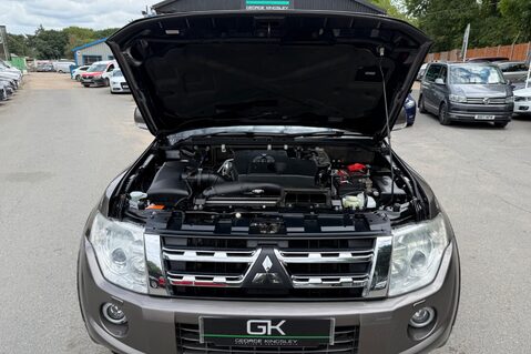 Mitsubishi Shogun DI-D SG3 - FSH WITH 11 SERVICE STAMPS  60