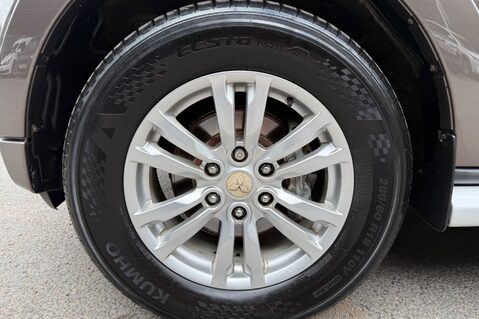 Mitsubishi Shogun DI-D SG3 - FSH WITH 11 SERVICE STAMPS  57