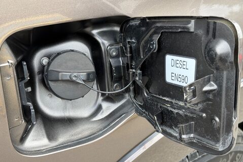 Mitsubishi Shogun DI-D SG3 - FSH WITH 11 SERVICE STAMPS  59