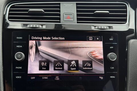 Volkswagen Golf GTI PERFORMANCE TSI DSG - ART VELOUR SEATS -DYNAUDIO -CAMERA -BRESCIA 19s 38