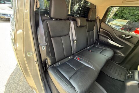 Nissan Navara DCI TEKNA AUTOMATIC -ONE OWNER -NO VAT-APPLE CAR PLAY -TOWBAR -CANOPY 31