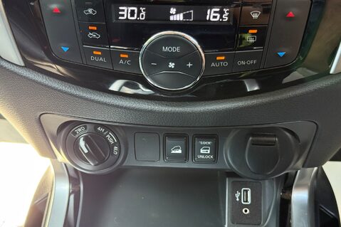 Nissan Navara DCI TEKNA AUTOMATIC -ONE OWNER -NO VAT-APPLE CAR PLAY -TOWBAR -CANOPY 38