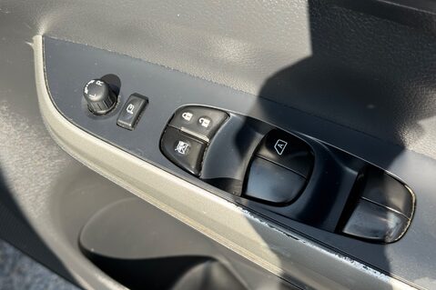 Nissan Navara DCI TEKNA AUTOMATIC -ONE OWNER -NO VAT-APPLE CAR PLAY -TOWBAR -CANOPY 34