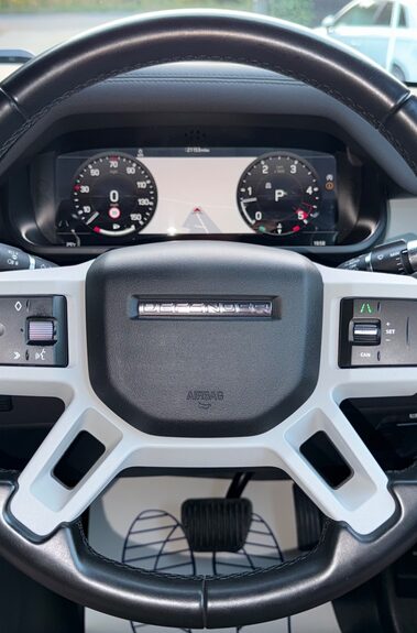 Land Rover Defender X-DYNAMIC SE MHEV - PREDATOR BODYKIT - 22 INCH ALLOYS -FULL LAND ROVER SERV 