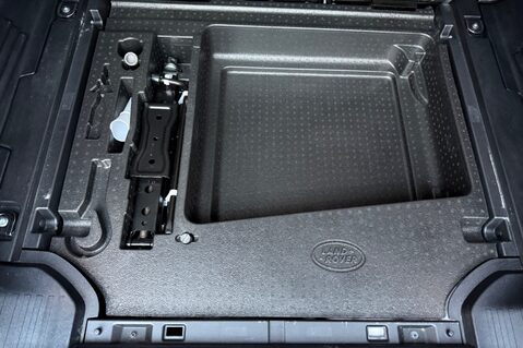 Land Rover Defender X-DYNAMIC SE MHEV - PREDATOR BODYKIT - 22 INCH ALLOYS -FULL LAND ROVER SERV 54