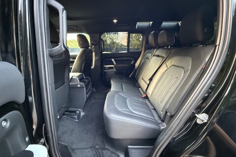 Land Rover Defender X-DYNAMIC SE MHEV - PREDATOR BODYKIT - 22 INCH ALLOYS -FULL LAND ROVER SERV 30
