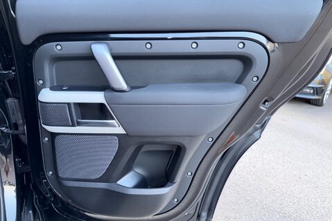 Land Rover Defender X-DYNAMIC SE MHEV - PREDATOR BODYKIT - 22 INCH ALLOYS -FULL LAND ROVER SERV 37