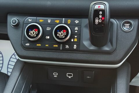 Land Rover Defender X-DYNAMIC SE MHEV - PREDATOR BODYKIT - 22 INCH ALLOYS -FULL LAND ROVER SERV 45