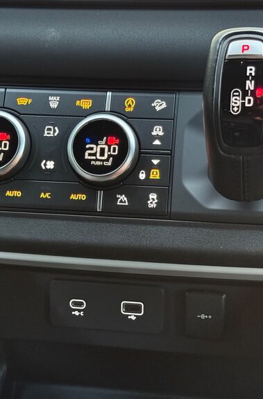 Land Rover Defender X-DYNAMIC SE MHEV - PREDATOR BODYKIT - 22 INCH ALLOYS -FULL LAND ROVER SERV 