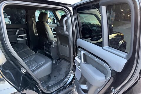 Land Rover Defender X-DYNAMIC SE MHEV - PREDATOR BODYKIT - 22 INCH ALLOYS -FULL LAND ROVER SERV 34