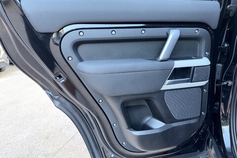 Land Rover Defender X-DYNAMIC SE MHEV - PREDATOR BODYKIT - 22 INCH ALLOYS -FULL LAND ROVER SERV 32