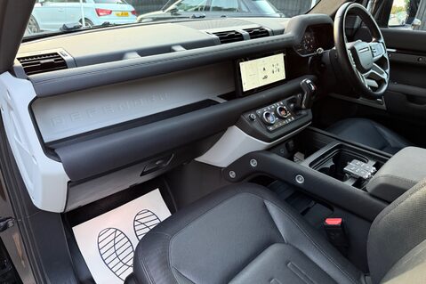 Land Rover Defender X-DYNAMIC SE MHEV - PREDATOR BODYKIT - 22 INCH ALLOYS -FULL LAND ROVER SERV 25