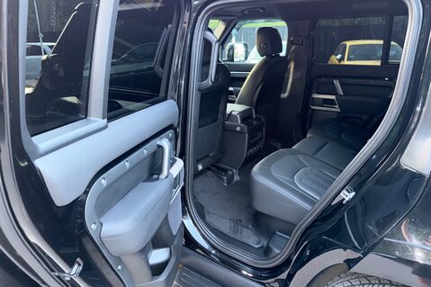 Land Rover Defender X-DYNAMIC SE MHEV - PREDATOR BODYKIT - 22 INCH ALLOYS -FULL LAND ROVER SERV 33