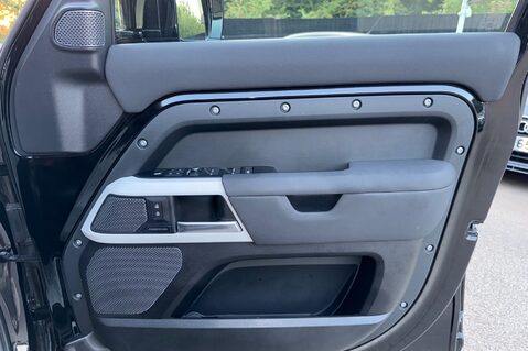 Land Rover Defender X-DYNAMIC SE MHEV - PREDATOR BODYKIT - 22 INCH ALLOYS -FULL LAND ROVER SERV 39