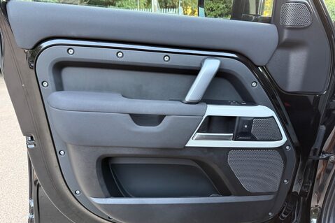 Land Rover Defender X-DYNAMIC SE MHEV - PREDATOR BODYKIT - 22 INCH ALLOYS -FULL LAND ROVER SERV 29