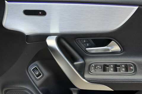 Mercedes-Benz CLA Class CLA 180 AMG LINE PREMIUM PLUS - PAN ROOF - VAT Q - FULL MB SERVICE HISTORY 39