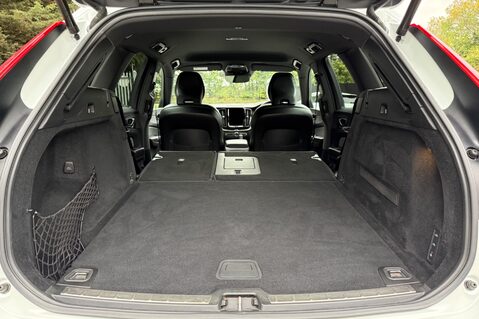 Volvo XC60 B4 R-DESIGN PRO AWD - 22 INCH ALLOY WHEELS - CRYSTAL WHITE PAINT 54