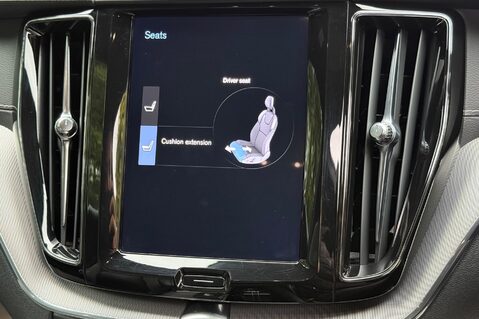 Volvo XC60 B4 R-DESIGN PRO AWD - 22 INCH ALLOY WHEELS - CRYSTAL WHITE PAINT 50