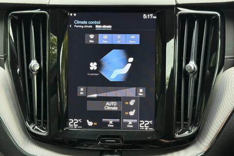 Volvo XC60 B4 R-DESIGN PRO AWD - 22 INCH ALLOY WHEELS - CRYSTAL WHITE PAINT 43