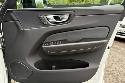 Volvo XC60 B4 R-DESIGN PRO AWD - 22 INCH ALLOY WHEELS - CRYSTAL WHITE PAINT 37