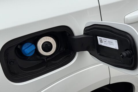 Volvo XC60 B4 R-DESIGN PRO AWD - 22 INCH ALLOY WHEELS - CRYSTAL WHITE PAINT 64