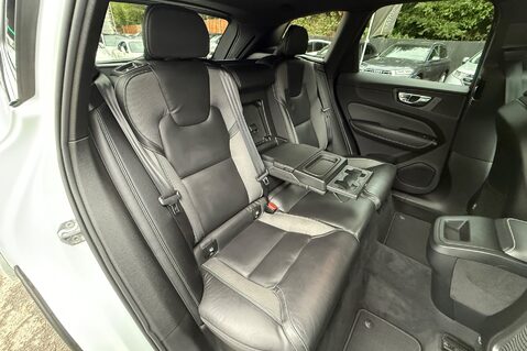 Volvo XC60 B4 R-DESIGN PRO AWD - 22 INCH ALLOY WHEELS - CRYSTAL WHITE PAINT 33
