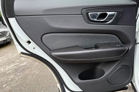 Volvo XC60 B4 R-DESIGN PRO AWD - 22 INCH ALLOY WHEELS - CRYSTAL WHITE PAINT 29