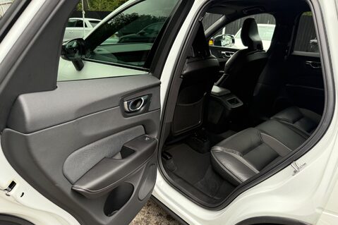 Volvo XC60 B4 R-DESIGN PRO AWD - 22 INCH ALLOY WHEELS - CRYSTAL WHITE PAINT 30