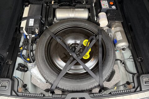 Volvo XC60 B4 R-DESIGN PRO AWD - 22 INCH ALLOY WHEELS - CRYSTAL WHITE PAINT 53